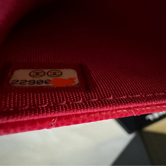 Rare Chanel card holder XL Reissue Raspberry color - Picture 15 of 15